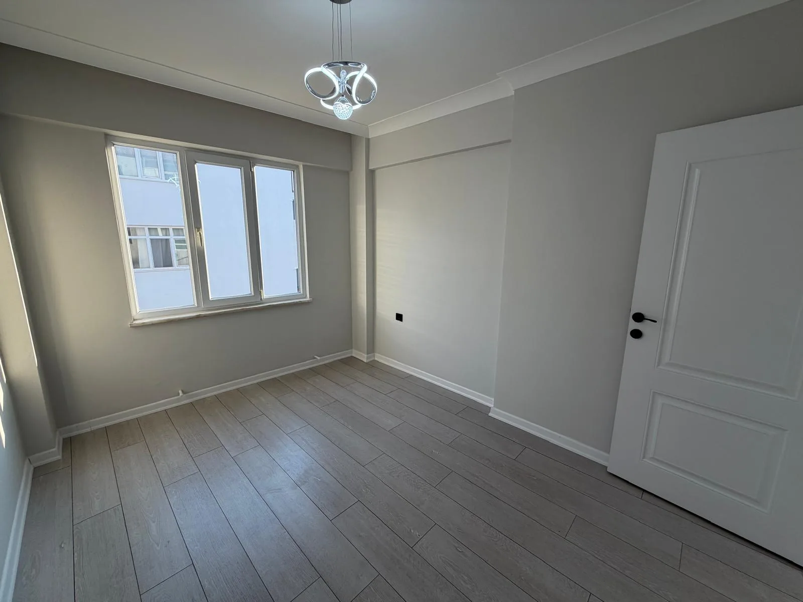 AKÇAYDA MERKEZİ LOKASYON FULL DEKORASYONLU 3+1 ARA KAT DAİRE - Görsel 27