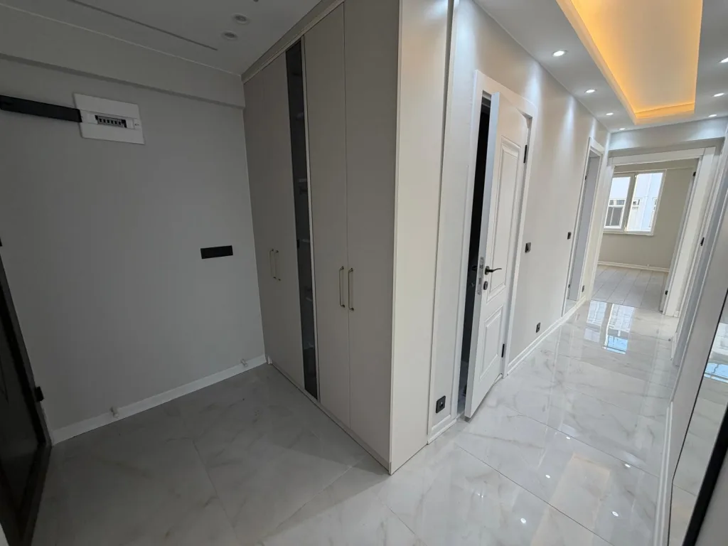 AKÇAYDA MERKEZİ LOKASYON FULL DEKORASYONLU 3+1 ARA KAT DAİRE - Görsel 18