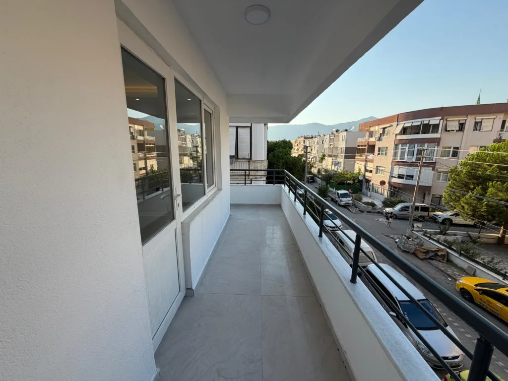 AKÇAYDA MERKEZİ LOKASYON FULL DEKORASYONLU 3+1 ARA KAT DAİRE - Görsel 13