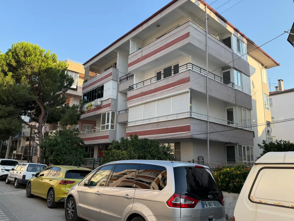 AKÇAYDA MERKEZİ LOKASYON FULL DEKORASYONLU 3+1 ARA KAT DAİRE - Görsel 4