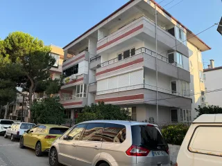 AKÇAYDA MERKEZİ LOKASYON FULL DEKORASYONLU 3+1 ARA KAT DAİRE - Görsel 4