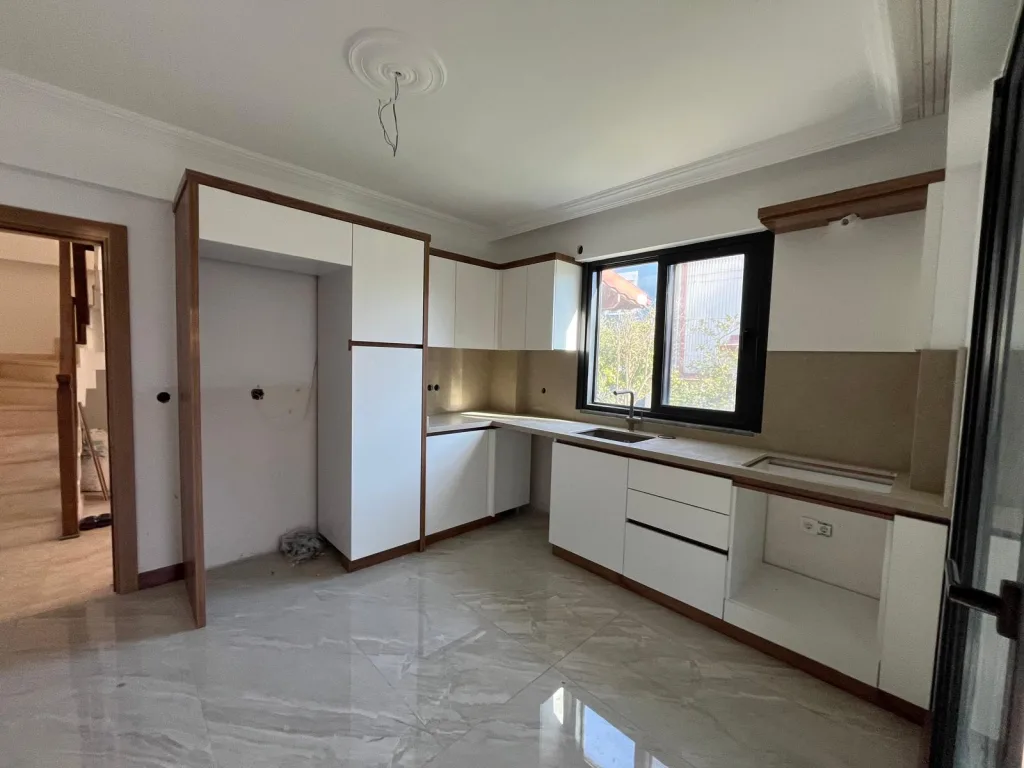 GÜRE İSKELE SAHİLİNDE BİRİNCİ MİGROSUN KÖŞESİNDE MÜSTAKİL TRİPLEX VİLLA - Görsel 13