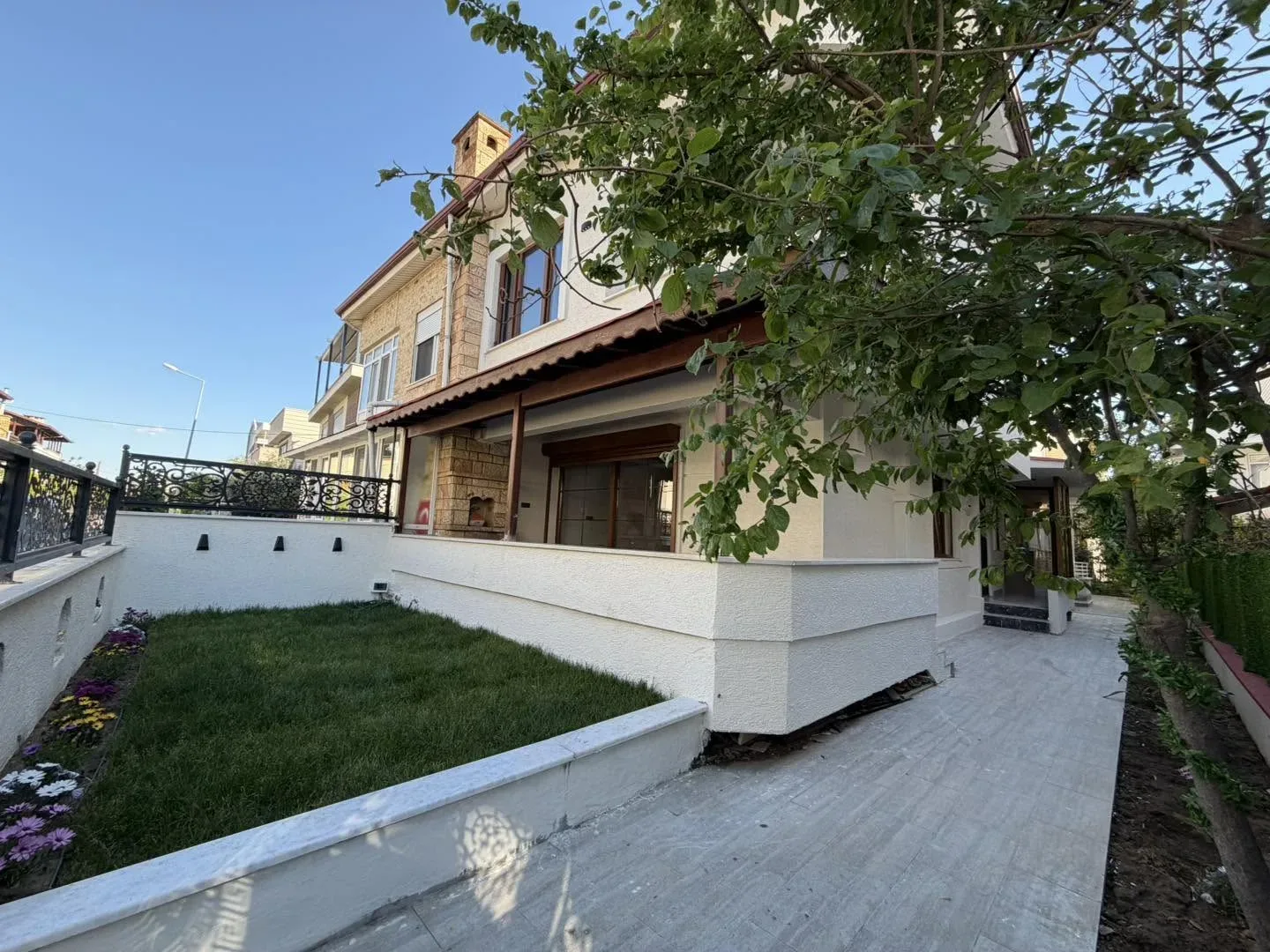 AKÇAY SAHİLİNDE DENİZE KOMŞU ve DEKORASYONUYLA GÖZ BOYAYAN 3+1 MUHTEŞEM VİLLA