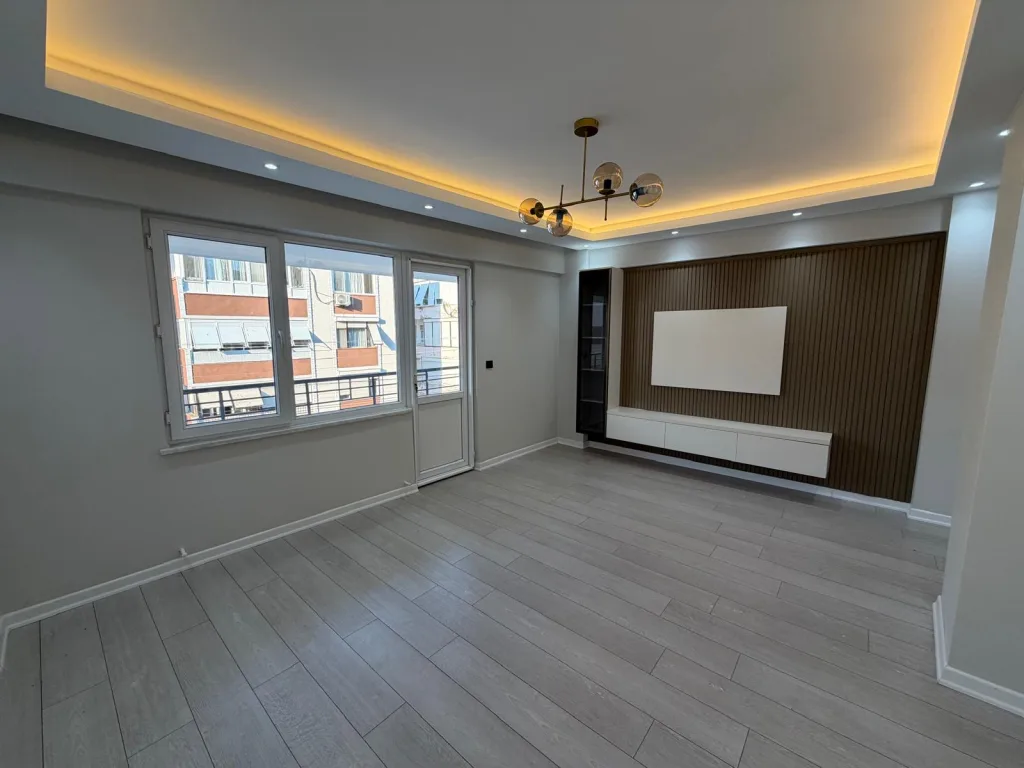 AKÇAYDA MERKEZİ LOKASYON FULL DEKORASYONLU 3+1 ARA KAT DAİRE - Görsel 3
