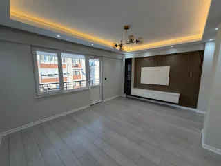 AKÇAYDA MERKEZİ LOKASYON FULL DEKORASYONLU 3+1 ARA KAT DAİRE - Görsel 3