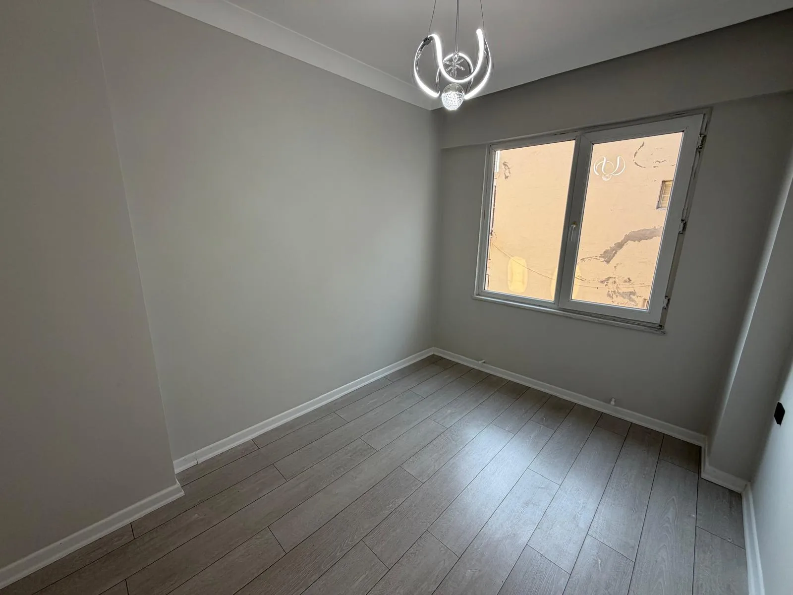 AKÇAYDA MERKEZİ LOKASYON FULL DEKORASYONLU 3+1 ARA KAT DAİRE - Görsel 15