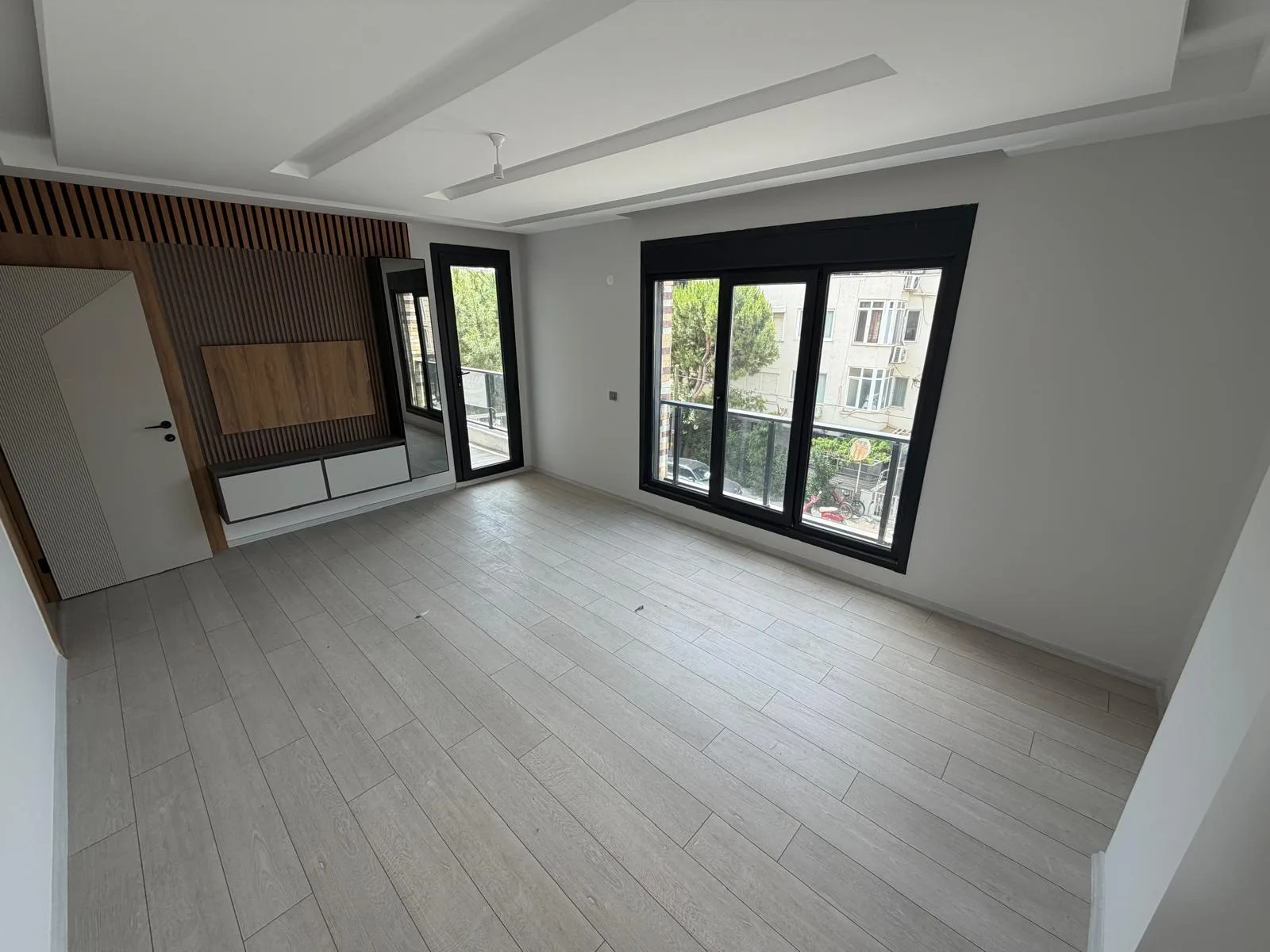 ALTINKUMDA DENİZE ÇOK YAKIN 3+1 CADDE ÜSTÜ 0 DAİRE - Görsel 2