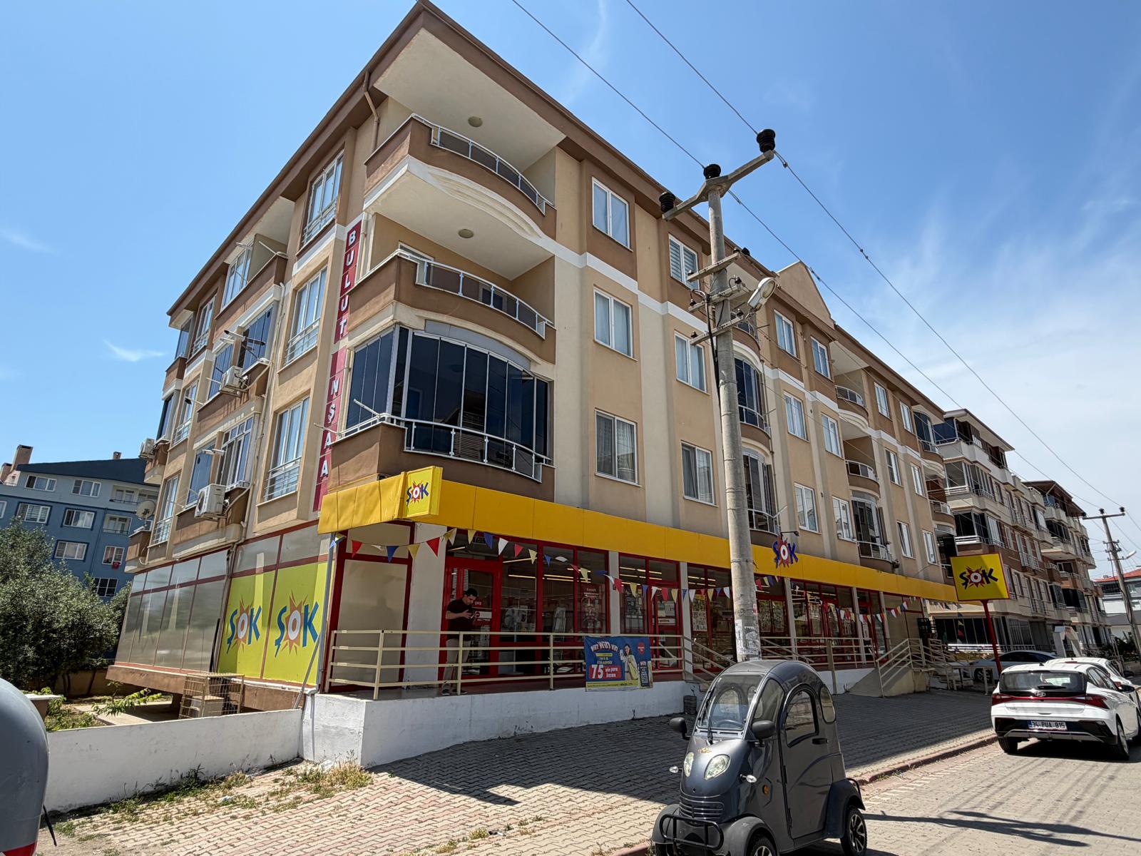 ALTINKUMDA CADDE ÜZERİNDE GÖZ DOLDURAN 2+1 DAİRE