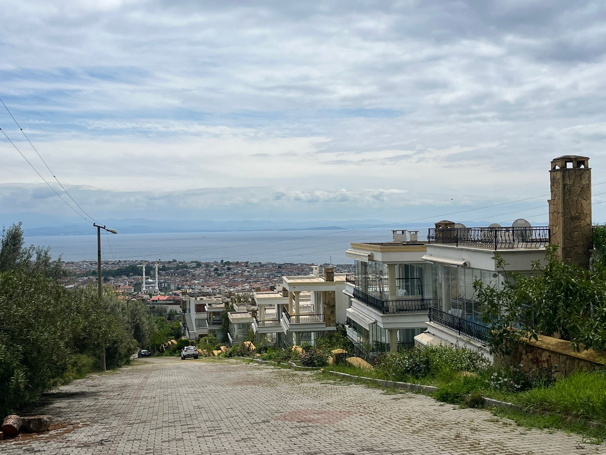 ALTINOLUKTA 650 M2 MUHTEŞEM DENİZ VE ŞEHİR MANZARALI KÖŞE ARSA