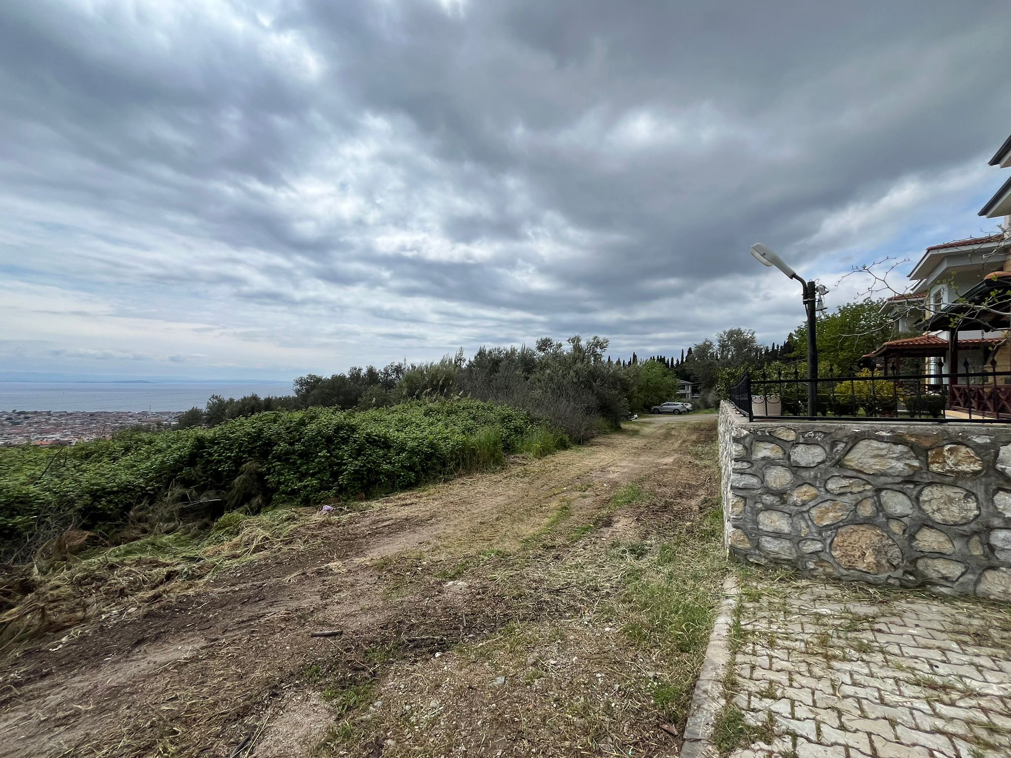 ALTINOLUKTA 650 M2 MUHTEŞEM DENİZ VE ŞEHİR MANZARALI KÖŞE ARSA - Görsel 17