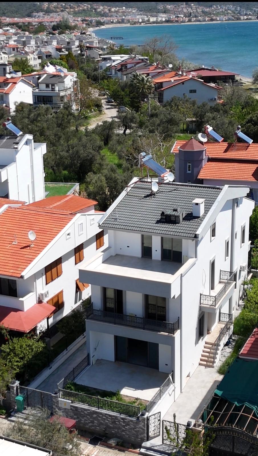 GÜRE FENERDE DENİZE 50 METRE MESAFEDE 4+1 FOURLEX LÜX VİLLA