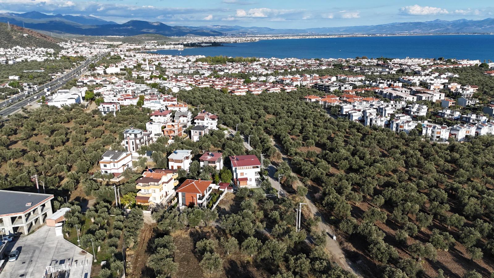 GÜRE SAHİLDE 650 METREKARE KÖŞE PARSEL DENİZ MANZARALI %15 İMARLI ARSA - Görsel 14