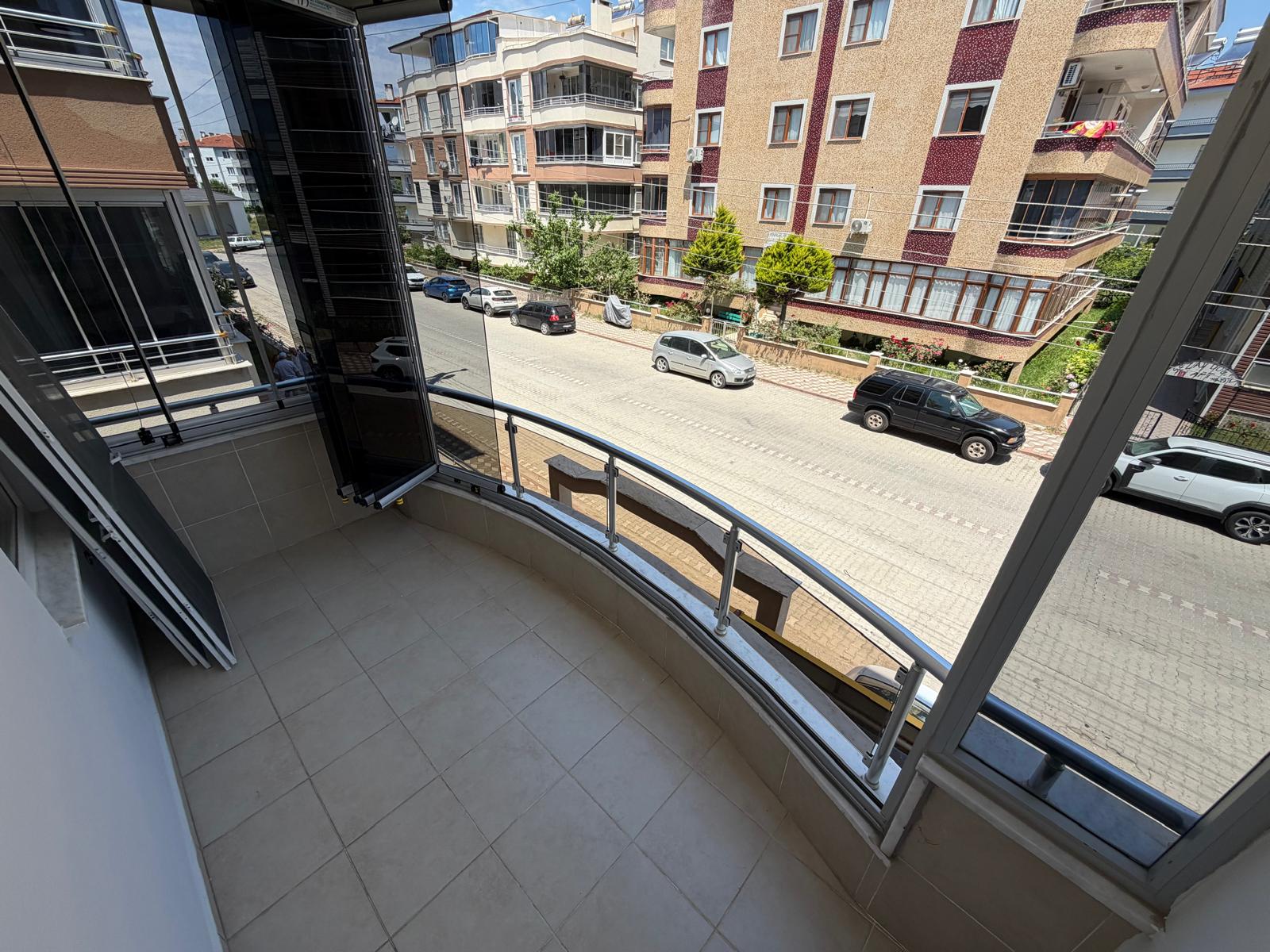 ALTINKUMDA CADDE ÜZERİNDE GÖZ DOLDURAN 2+1 DAİRE - Görsel 2